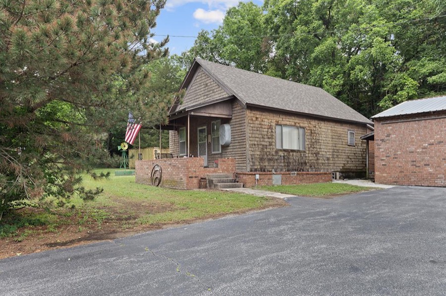 Commercial property at 195 Cherokee Avenue, Seneca
